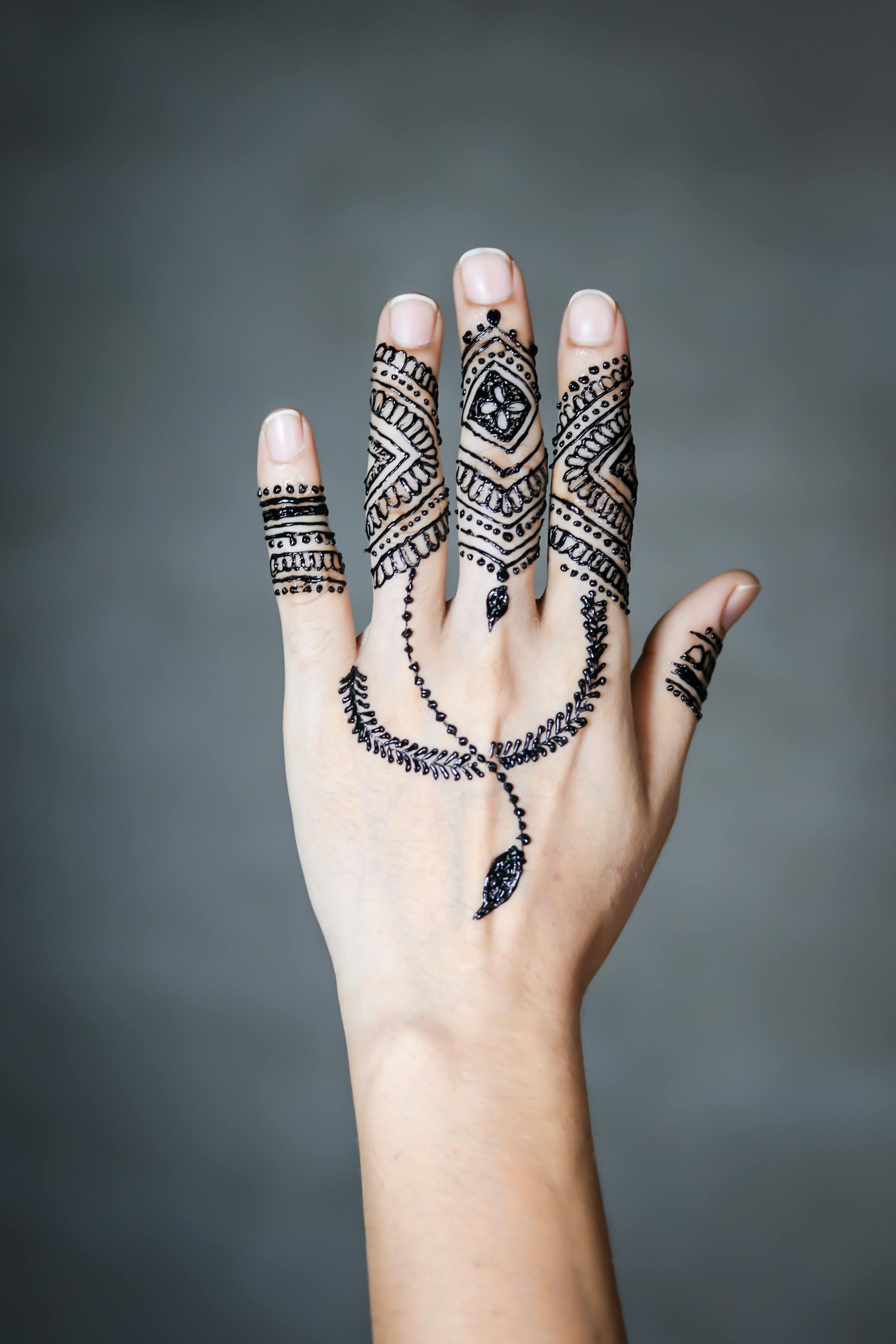 Tattoos and Henna designs in the Arab world - ARABIC ONLINE